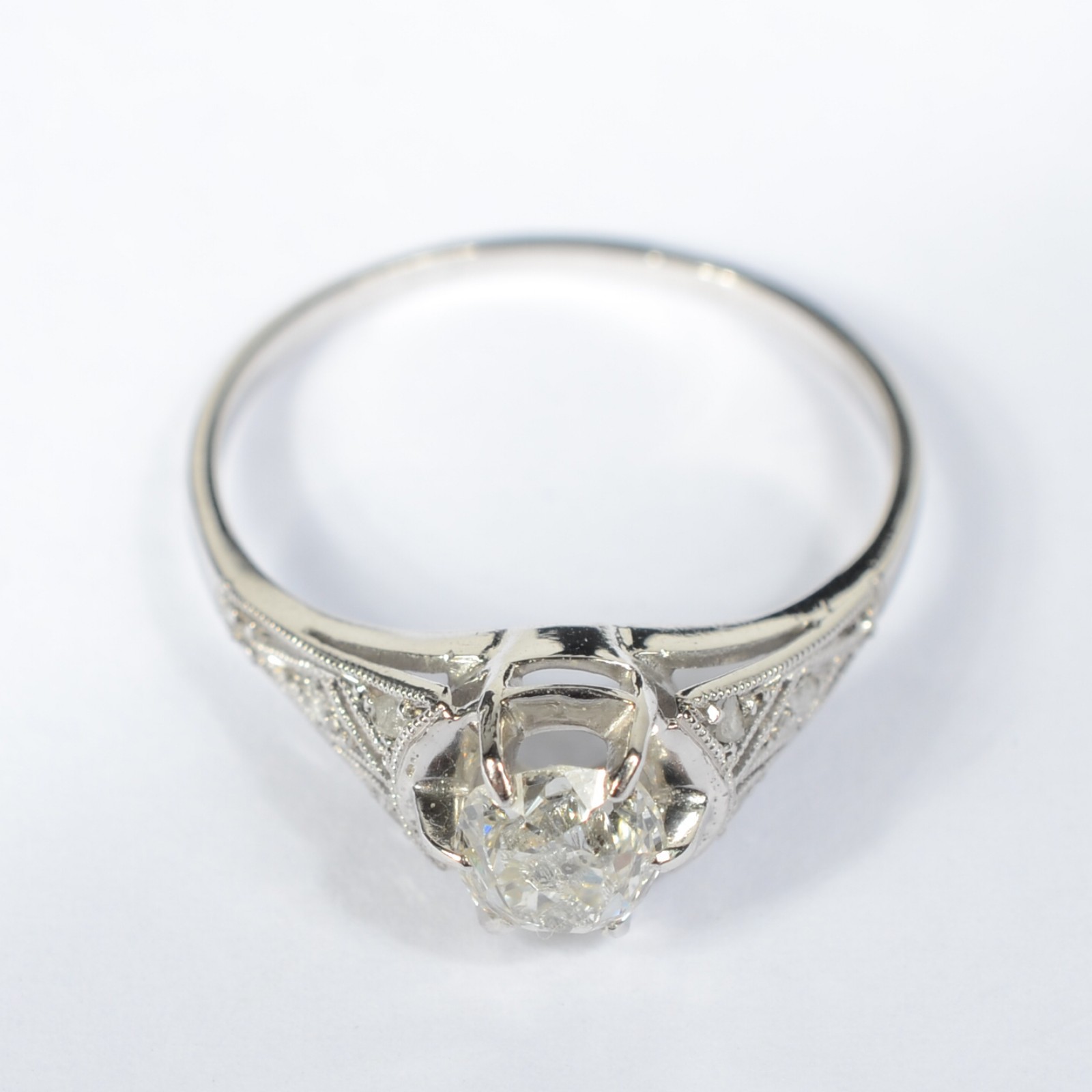 Antigo solitário de ouro branco de 0,40ct, aro 17. (Por motivos de... - foto 1 de 6