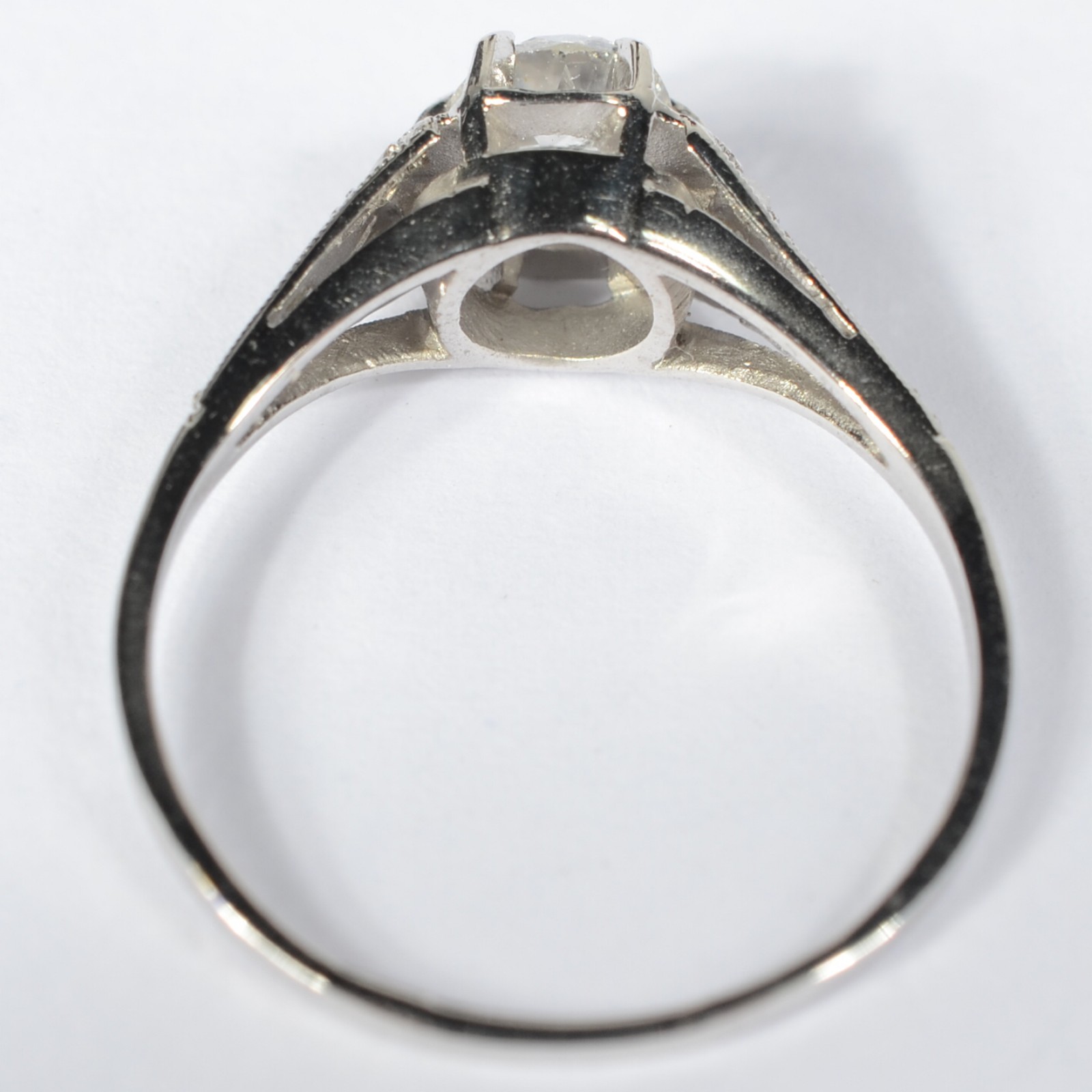 Antigo solitário de ouro branco de 0,40ct, aro 17. (Por motivos de... - foto 4 de 6
