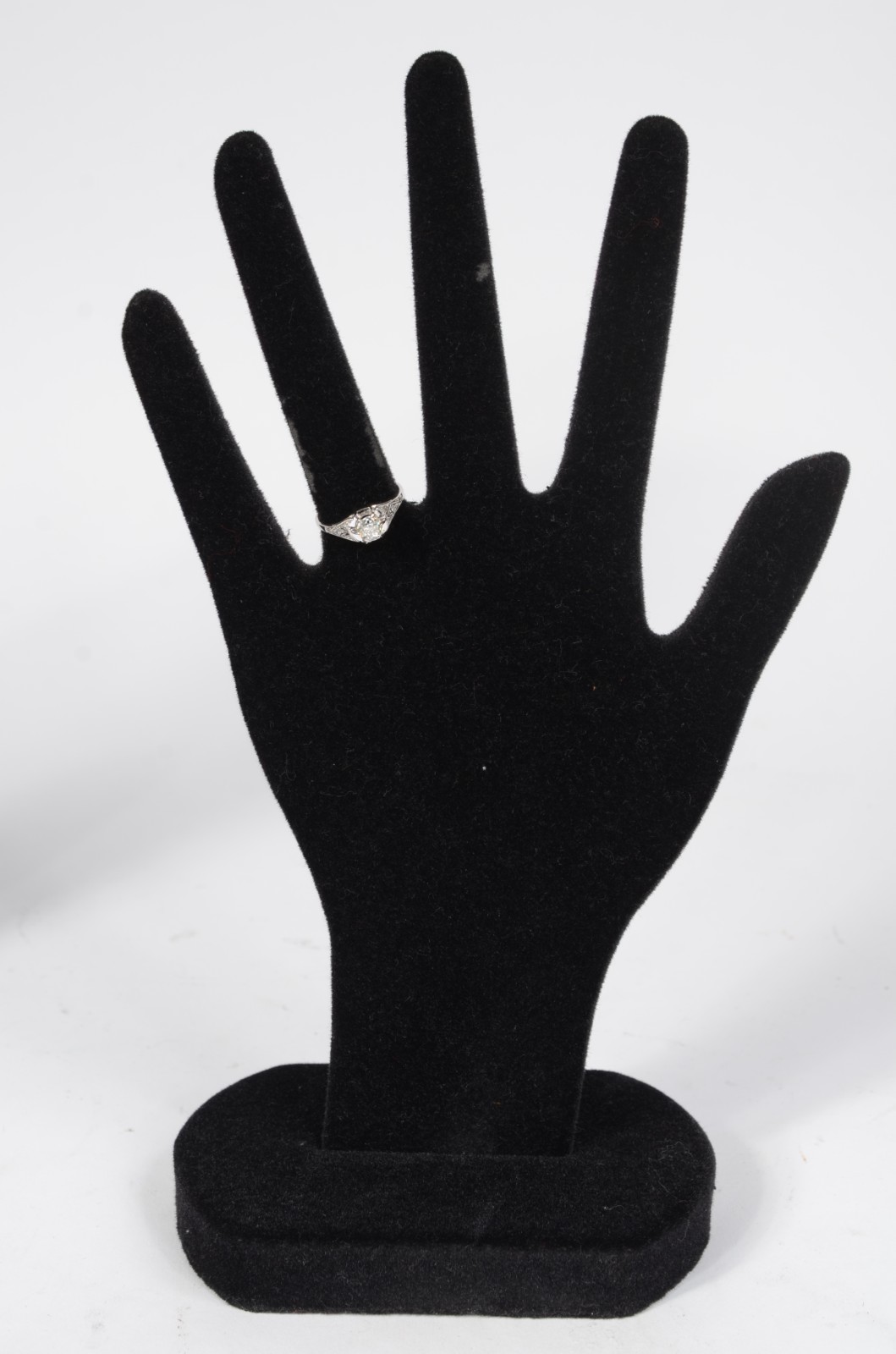 Antigo solitário de ouro branco de 0,40ct, aro 17. (Por motivos de... - foto 5 de 6