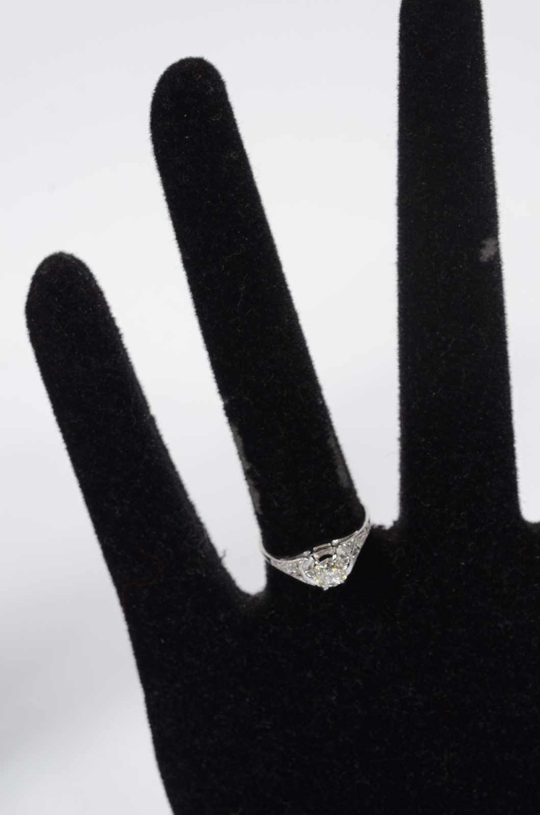 Antigo solitário de ouro branco de 0,40ct, aro 17. (Por motivos de... - foto 6 de 6