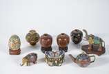 Conjunto com 9 pequenas peças de cloisoné orien... - Conjunto com 9 pequenas peças de cloisoné oriental policromado, alguns com bases de madeira e faltando algumas tampas.