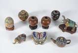 Conjunto com 9 pequenas peças de cloisoné orien... - Conjunto com 9 pequenas peças de cloisoné oriental policromado, alguns com bases de madeira e faltando algumas tampas.