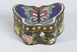 Conjunto com 9 pequenas peças de cloisoné orien... - Conjunto com 9 pequenas peças de cloisoné oriental policromado, alguns com bases de madeira e faltando algumas tampas.