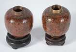 Conjunto com 9 pequenas peças de cloisoné orien... - Conjunto com 9 pequenas peças de cloisoné oriental policromado, alguns com bases de madeira e faltando algumas tampas.