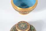 Conjunto com 9 pequenas peças de cloisoné orien... - Conjunto com 9 pequenas peças de cloisoné oriental policromado, alguns com bases de madeira e faltando algumas tampas.