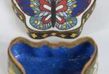 Conjunto com 9 pequenas peças de cloisoné orien... - Conjunto com 9 pequenas peças de cloisoné oriental policromado, alguns com bases de madeira e faltando algumas tampas.