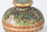 Conjunto com 9 pequenas peças de cloisoné orien... - Conjunto com 9 pequenas peças de cloisoné oriental policromado, alguns com bases de madeira e faltando algumas tampas.