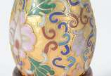 Conjunto com 9 pequenas peças de cloisoné orien... - Conjunto com 9 pequenas peças de cloisoné oriental policromado, alguns com bases de madeira e faltando algumas tampas.