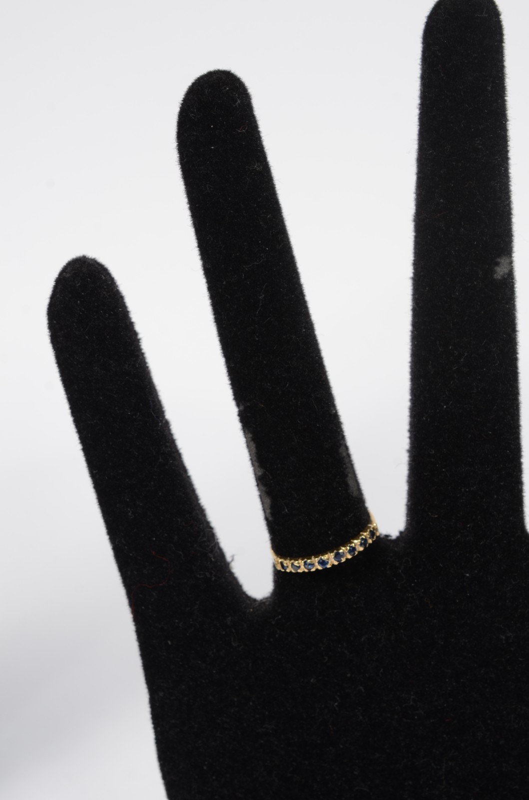 Meia aliança de ouro e ouro amarelo 750 cravejada com pedras azuis... - foto 6 de 6