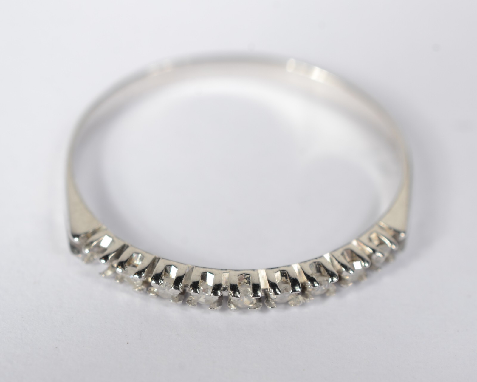 Meia aliança de ouro branco com mini brilhantes, aro 14. (Por motivos... - foto 1 de 7