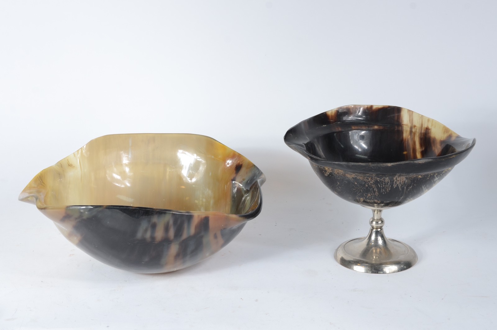 Duas peças de osso, sendo: Fruteira com pe de metal e bowl. - foto 2 de 9