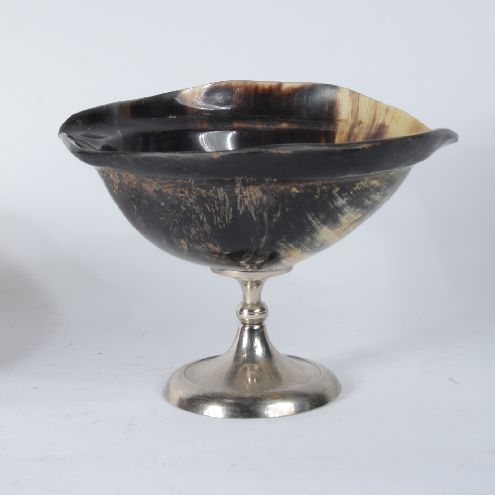 Duas peças de osso, sendo: Fruteira com pe de metal e bowl. - foto 5 de 9