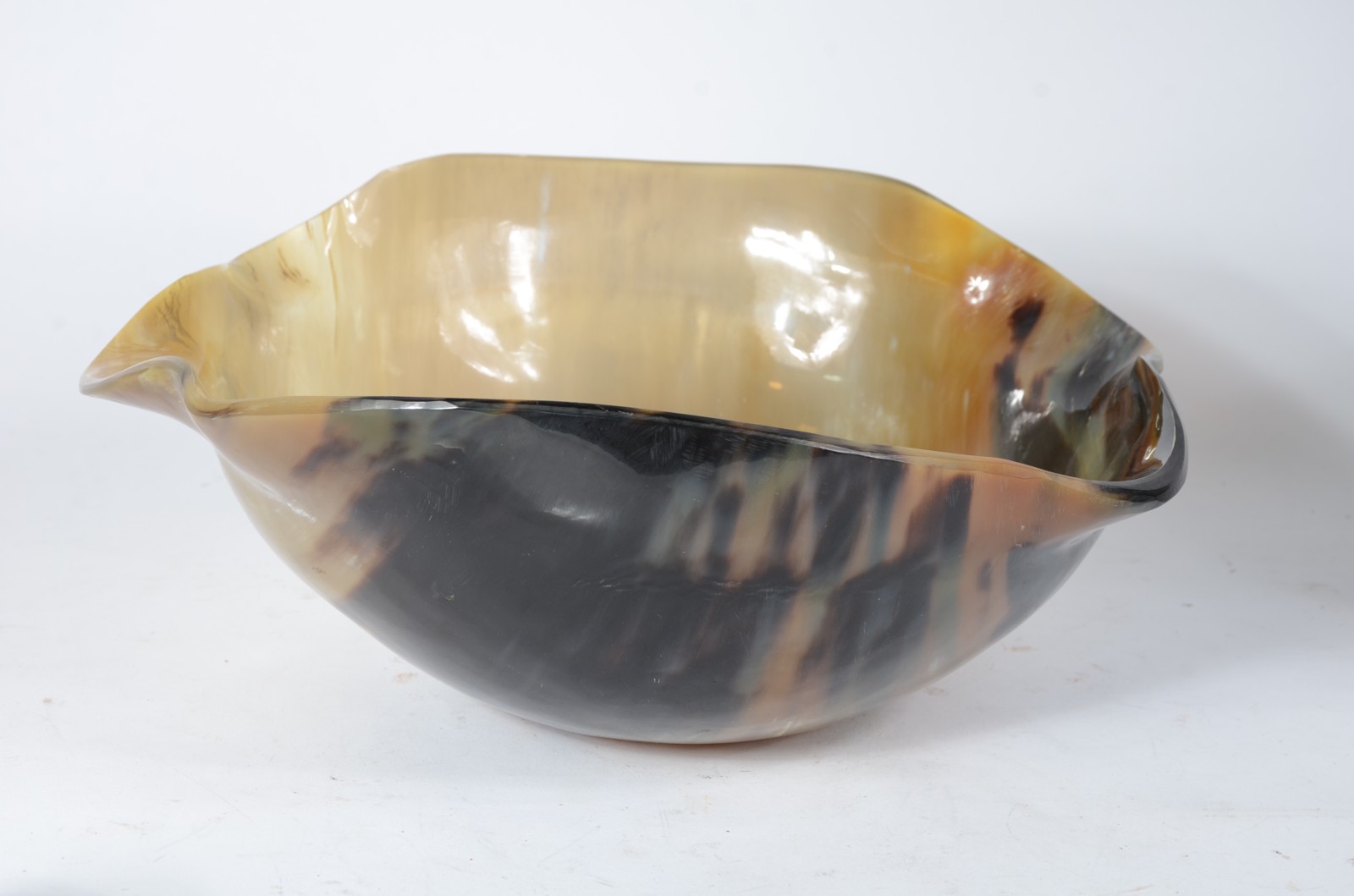 Duas peças de osso, sendo: Fruteira com pe de metal e bowl. - foto 3 de 9