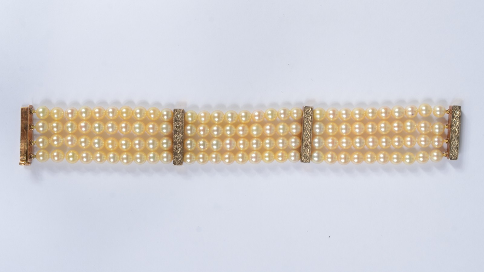 Pulseira de pérolas com 4 travessões de ouro. (Por motivos de... - foto 3 de 4