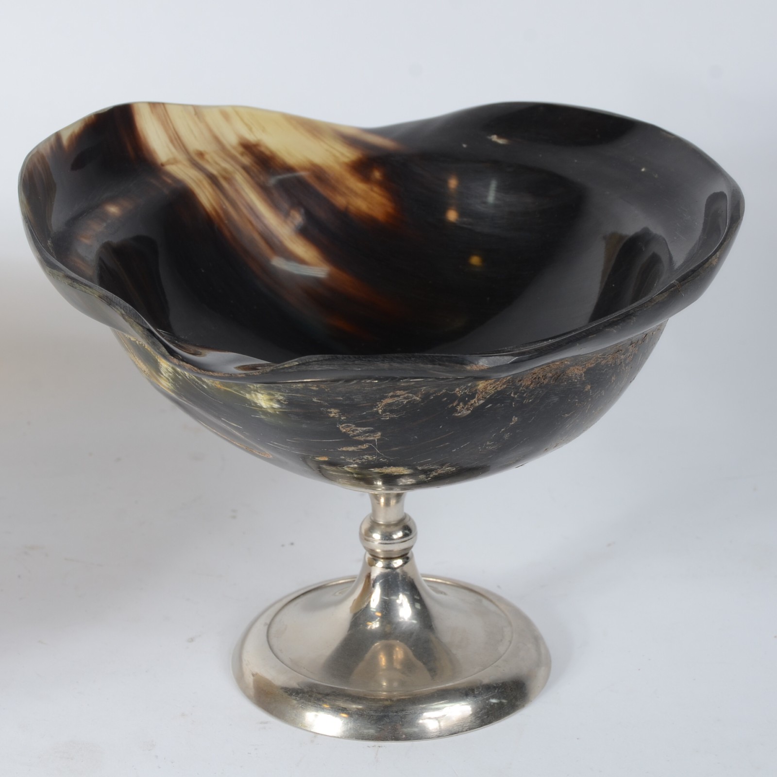 Duas peças de osso, sendo: Fruteira com pe de metal e bowl. - foto 7 de 9