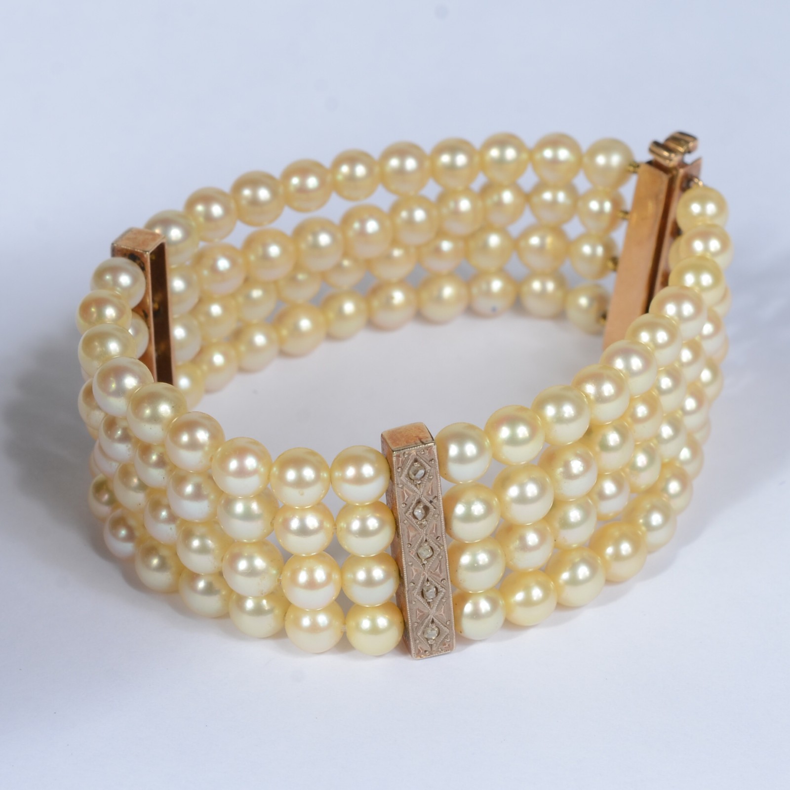Pulseira de pérolas com 4 travessões de ouro. (Por motivos de... - foto 1 de 4