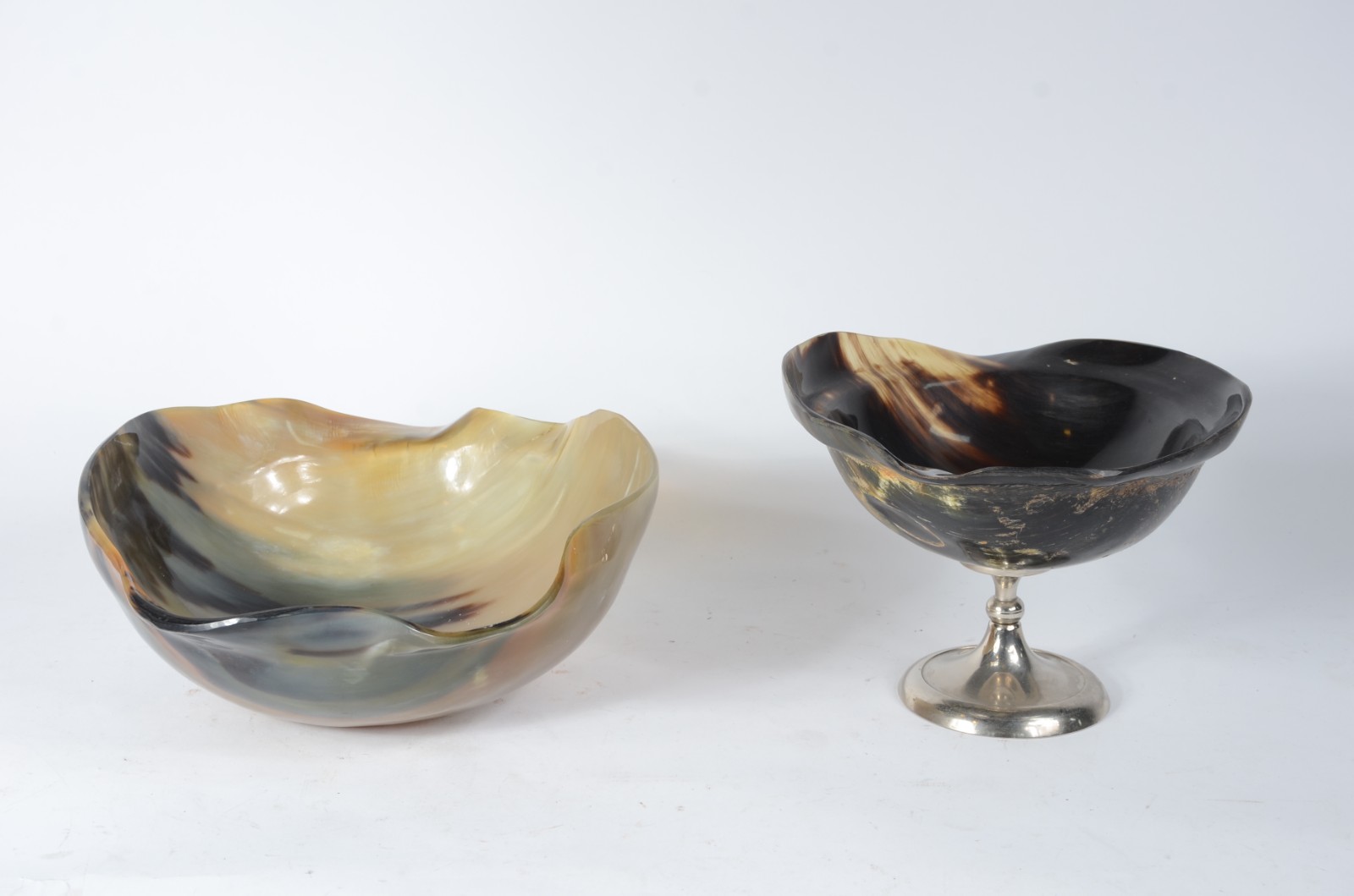 Duas peças de osso, sendo: Fruteira com pe de metal e bowl. - foto 1 de 9