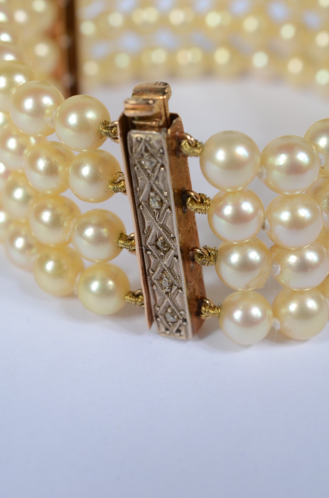 Pulseira de pérolas com 4 travessões de ouro. (Por motivos de... - foto 4 de 4