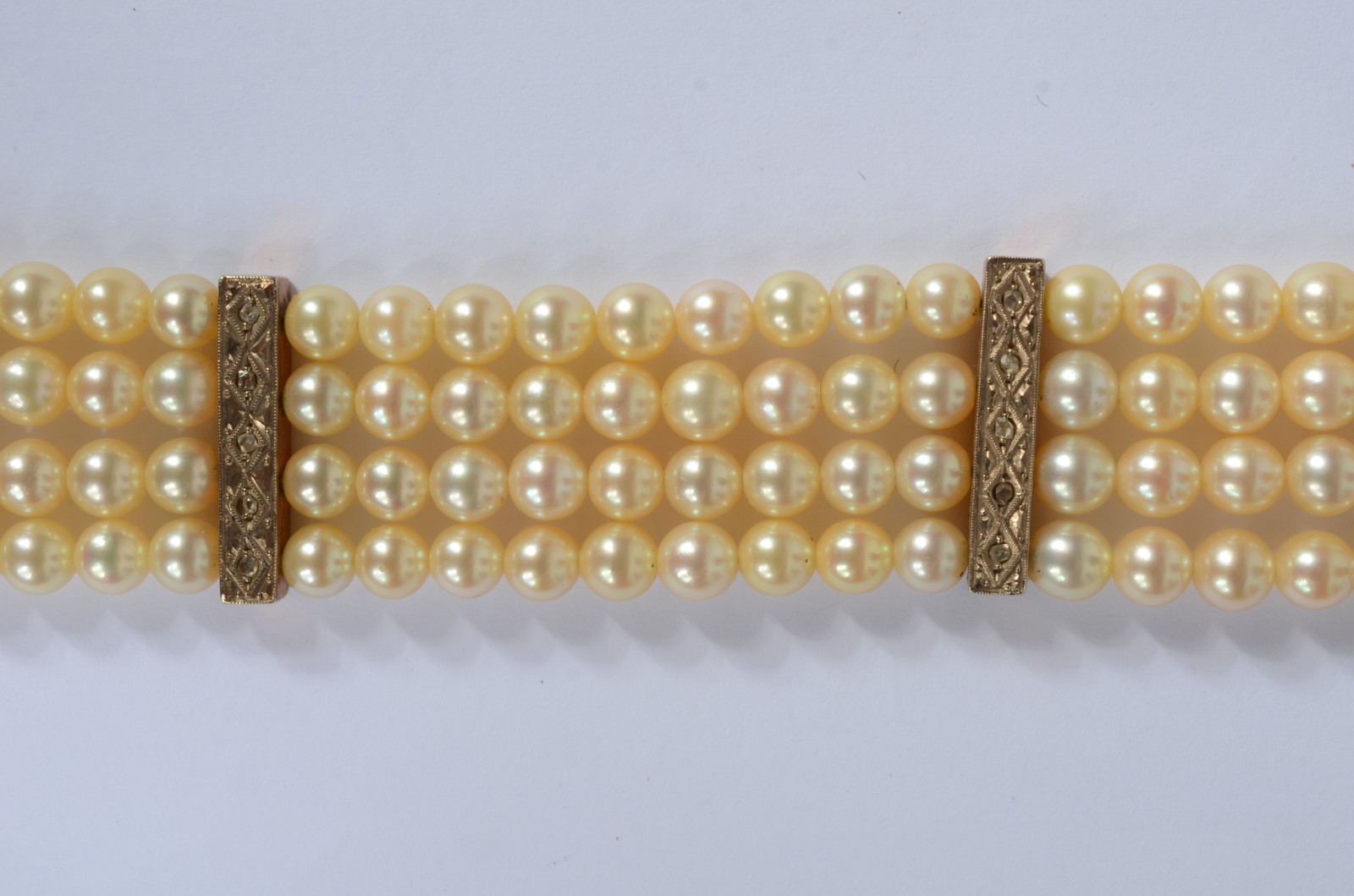 Pulseira de pérolas com 4 travessões de ouro. (Por motivos de... - foto 2 de 4