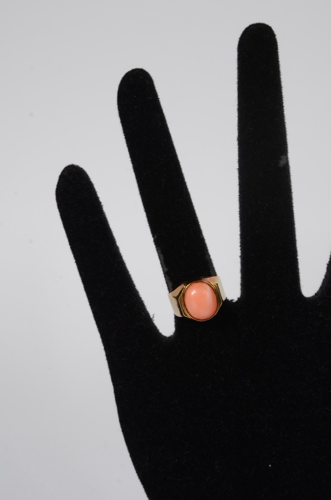 Anel de ouro amarelo 750 com pedra coral, aro 16. (Por motivos de... - foto 4 de 6