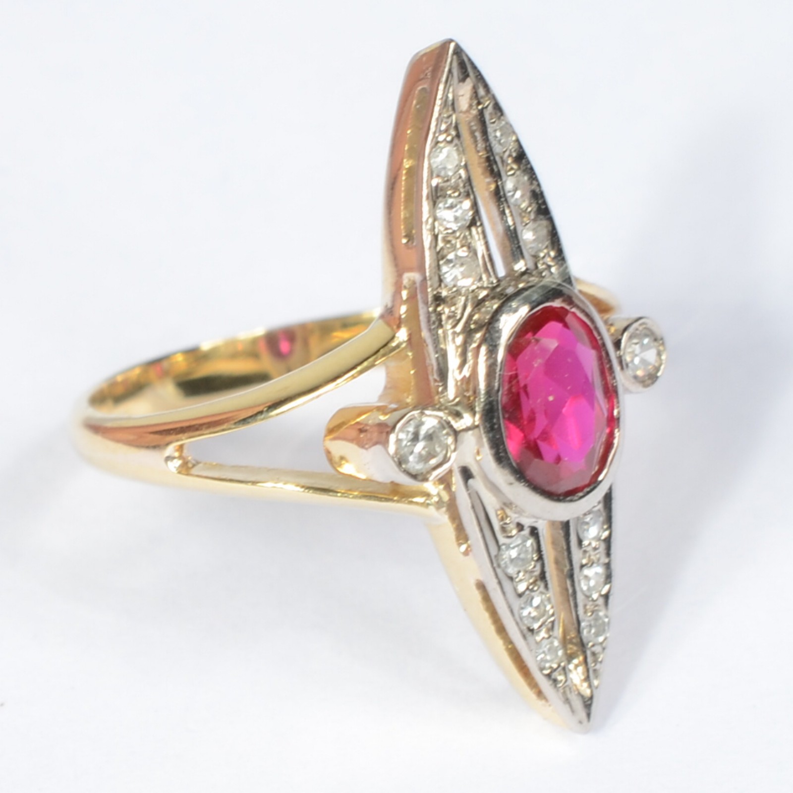 Antigo anel de ouro 750 cravejado com, aro17. (Por motivos de... - foto 2 de 5