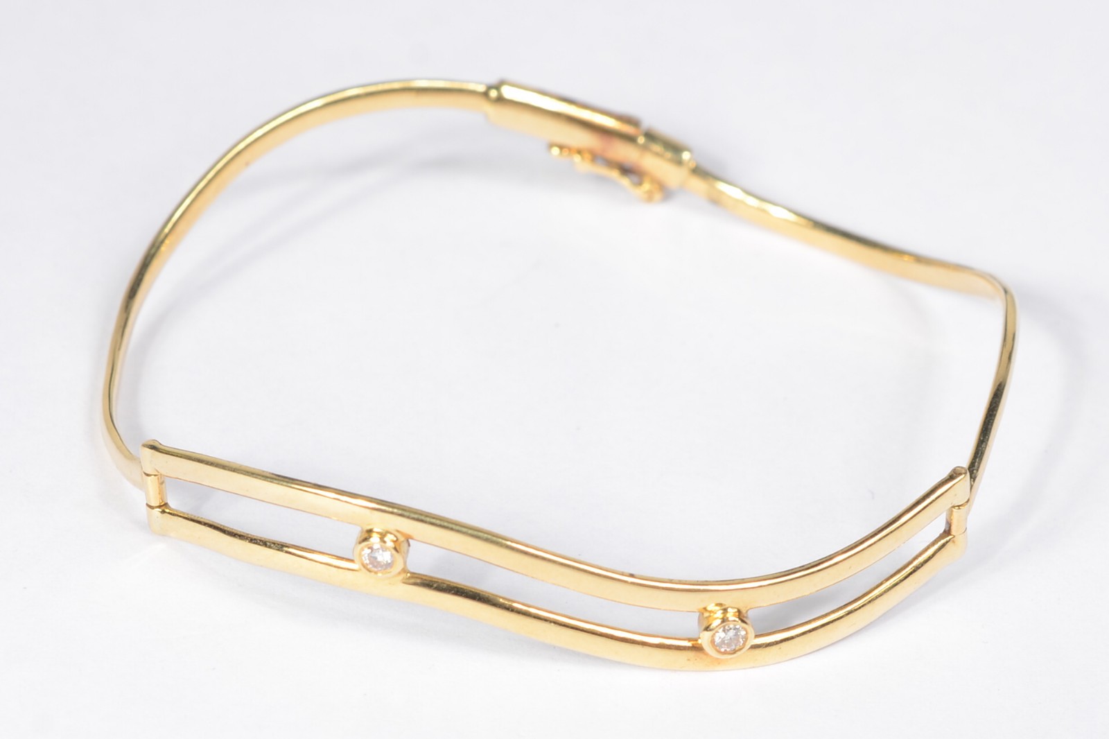 Pulseira de ouro amarelo 750 com 2 brilhantes. (Por motivos de... - foto 1 de 5