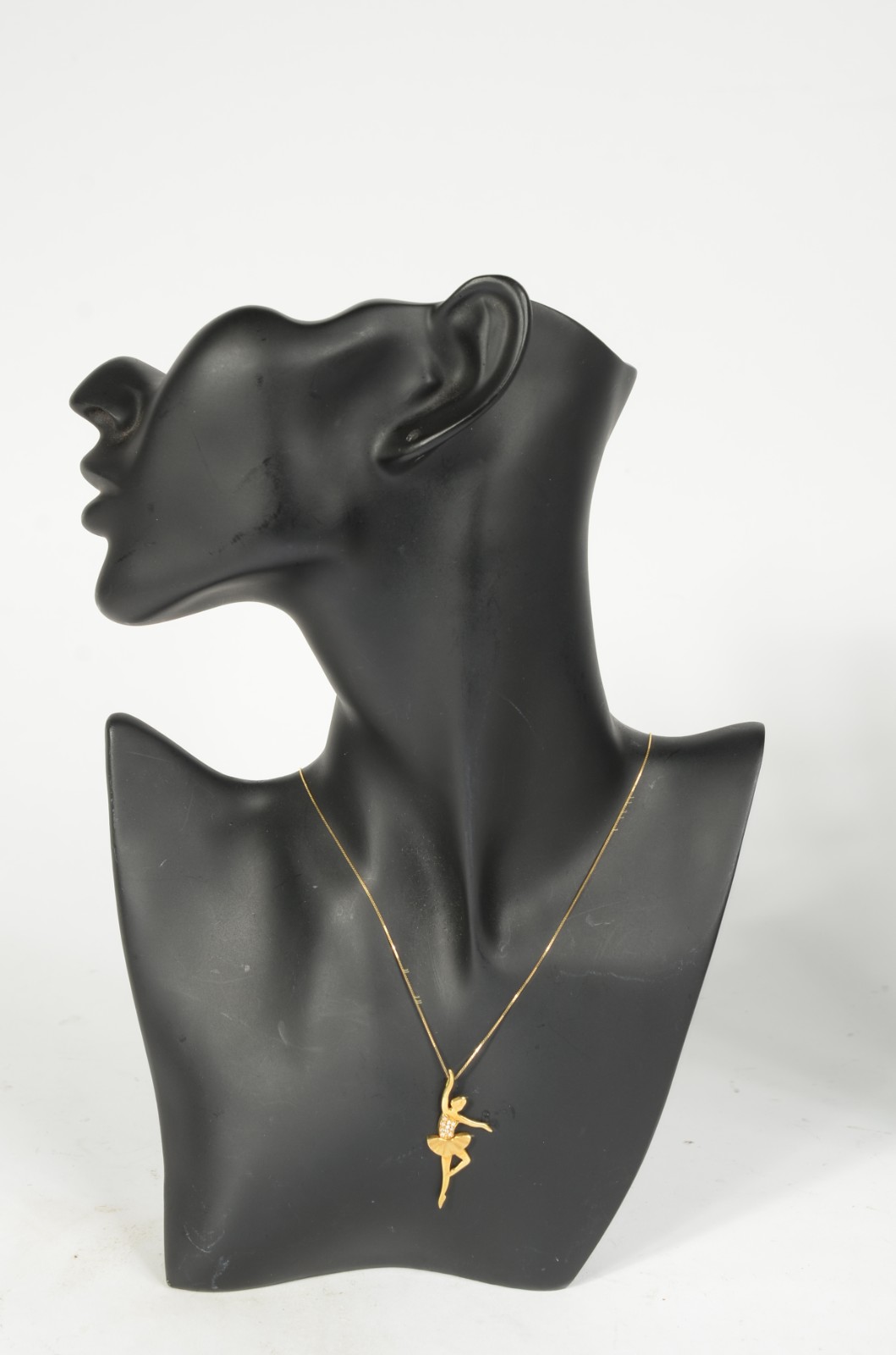 Colar de ouro amarelo 750 com pendente de bailarina. (Por motivos de... - foto 4 de 6