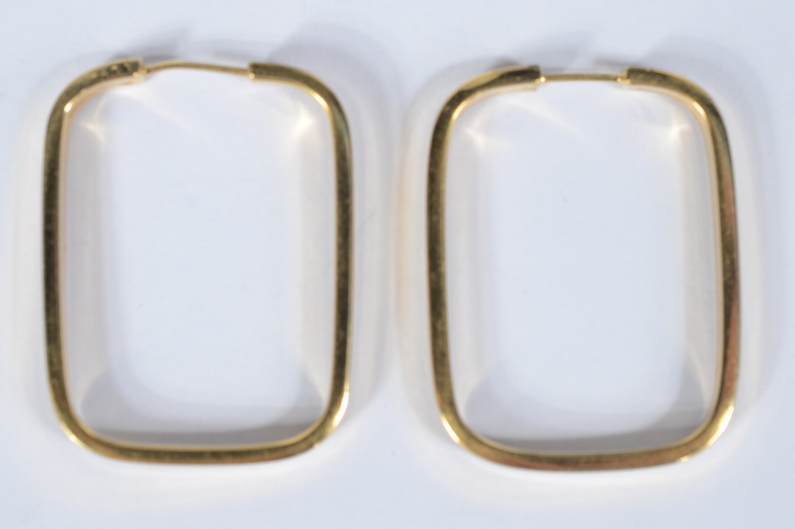 Par de brincos de ouro amarelo 750, modelo argola. (Por motivos de... - foto 1 de 4