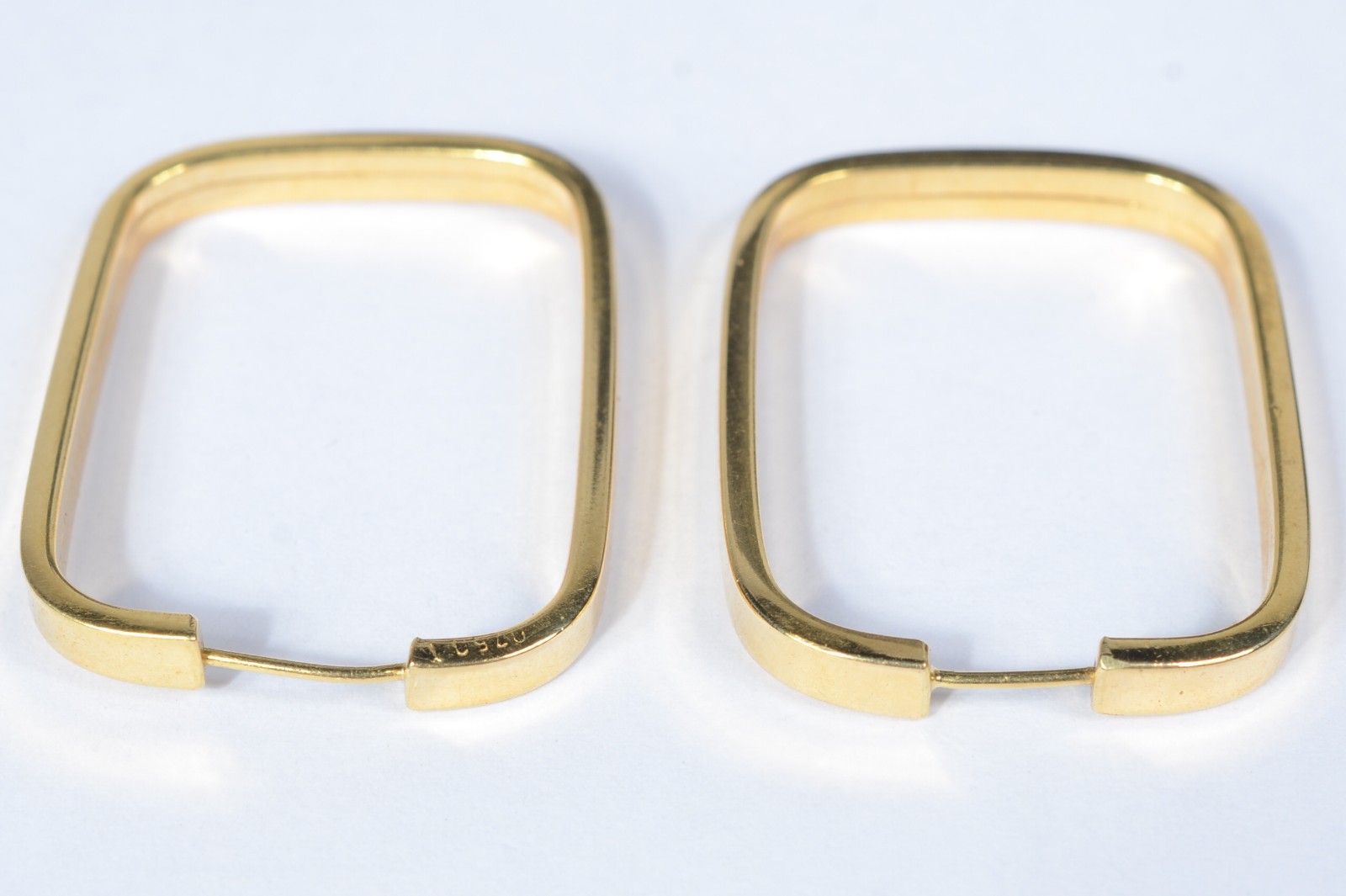 Par de brincos de ouro amarelo 750, modelo argola. (Por motivos de... - foto 3 de 4