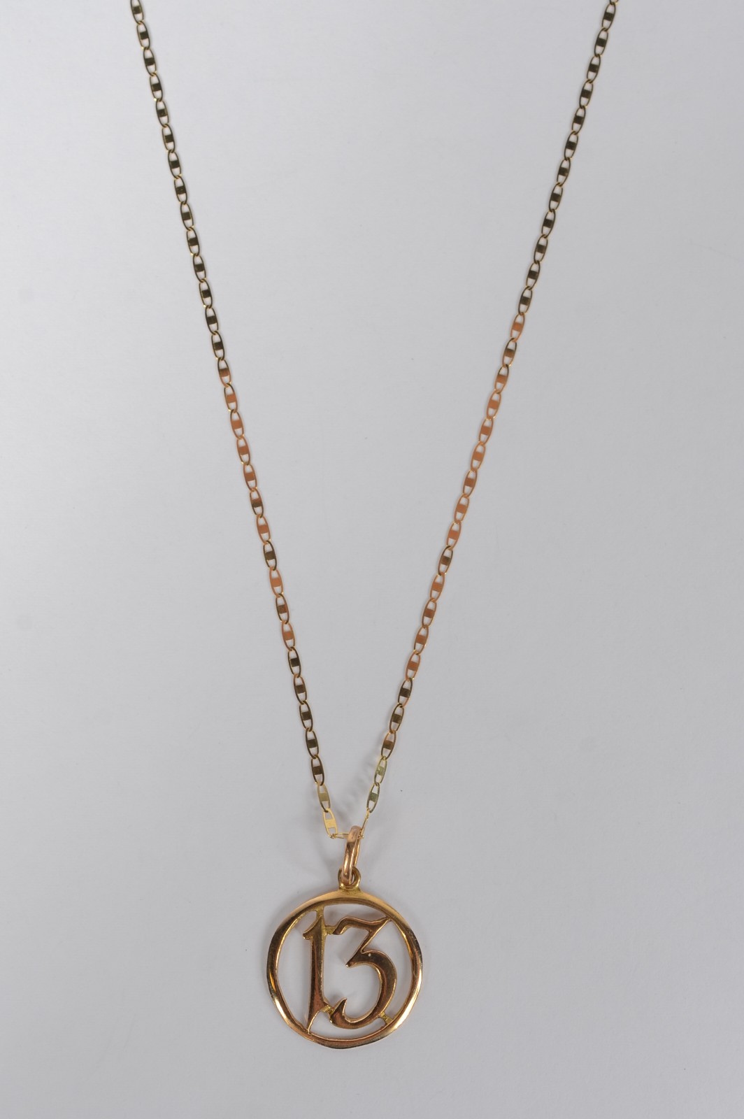 Colar de ouro amarelo 750 e pingente com numeral 13. (Por motivos de... - foto 1 de 7