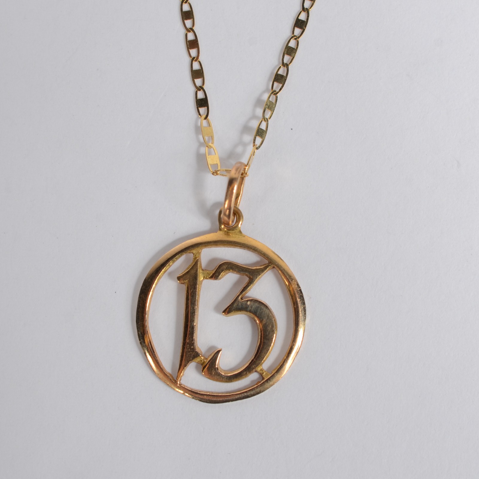 Colar de ouro amarelo 750 e pingente com numeral 13. (Por motivos de... - foto 3 de 7