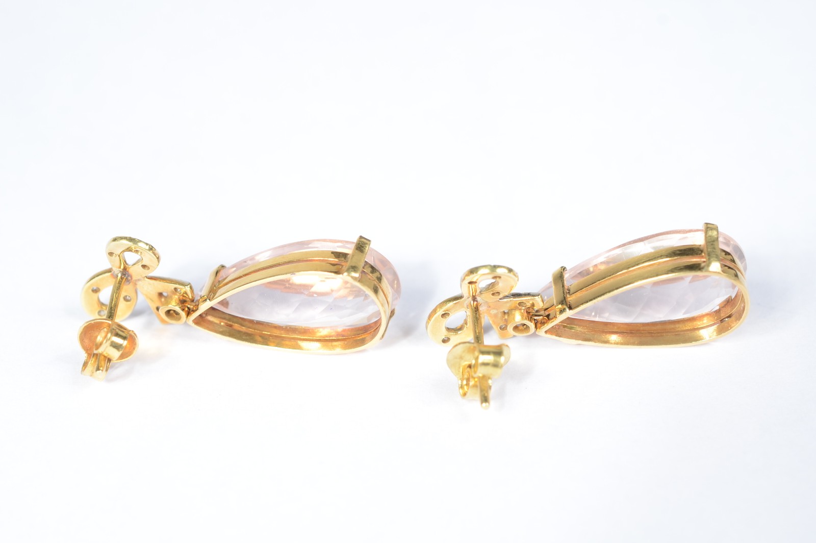 Par de brincos de ouro amarelo 750, modelo gota. (Por motivos de... - foto 3 de 6