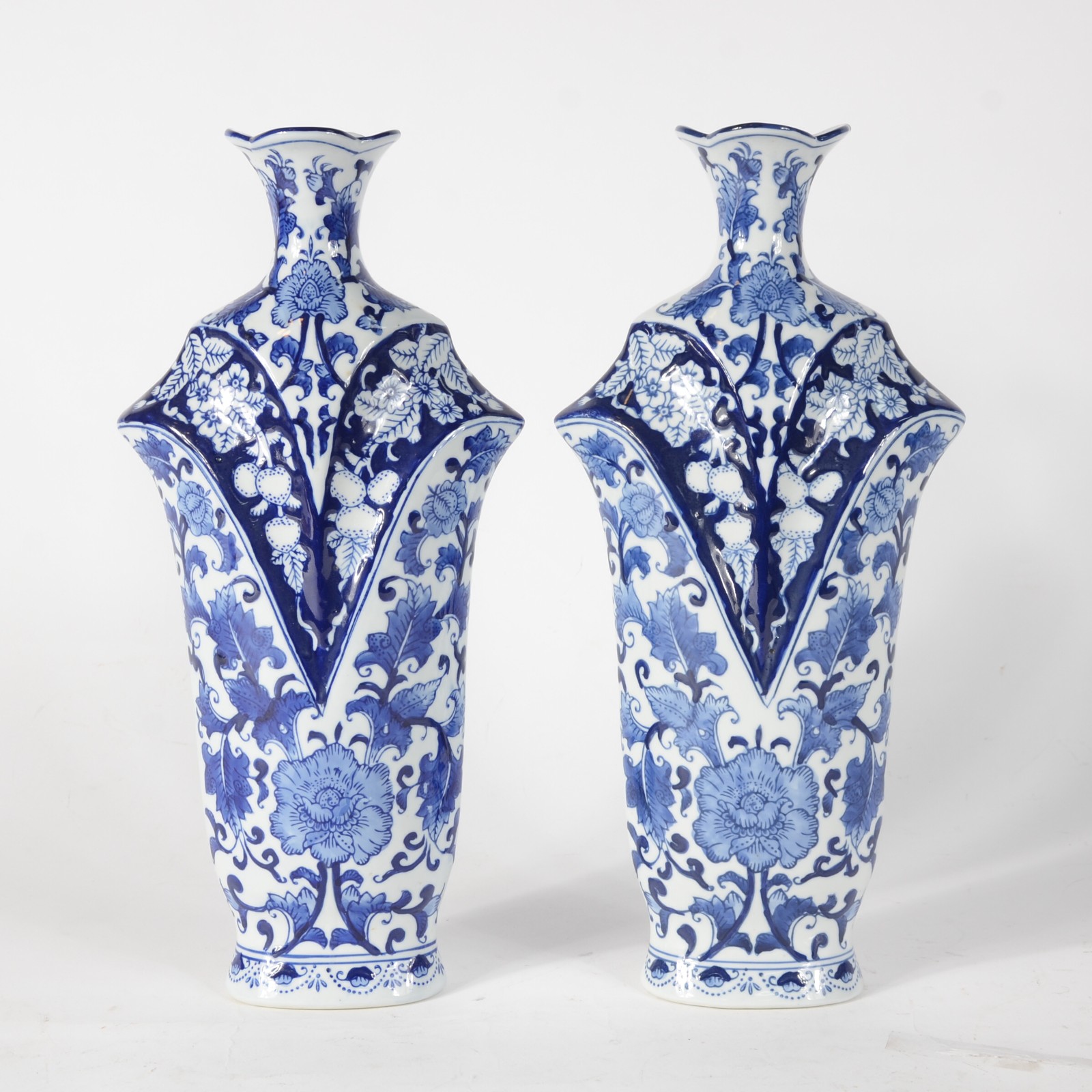 Par de vasos de porcelana decoradas ao gosto oriental em azul e branco - foto 1 de 5