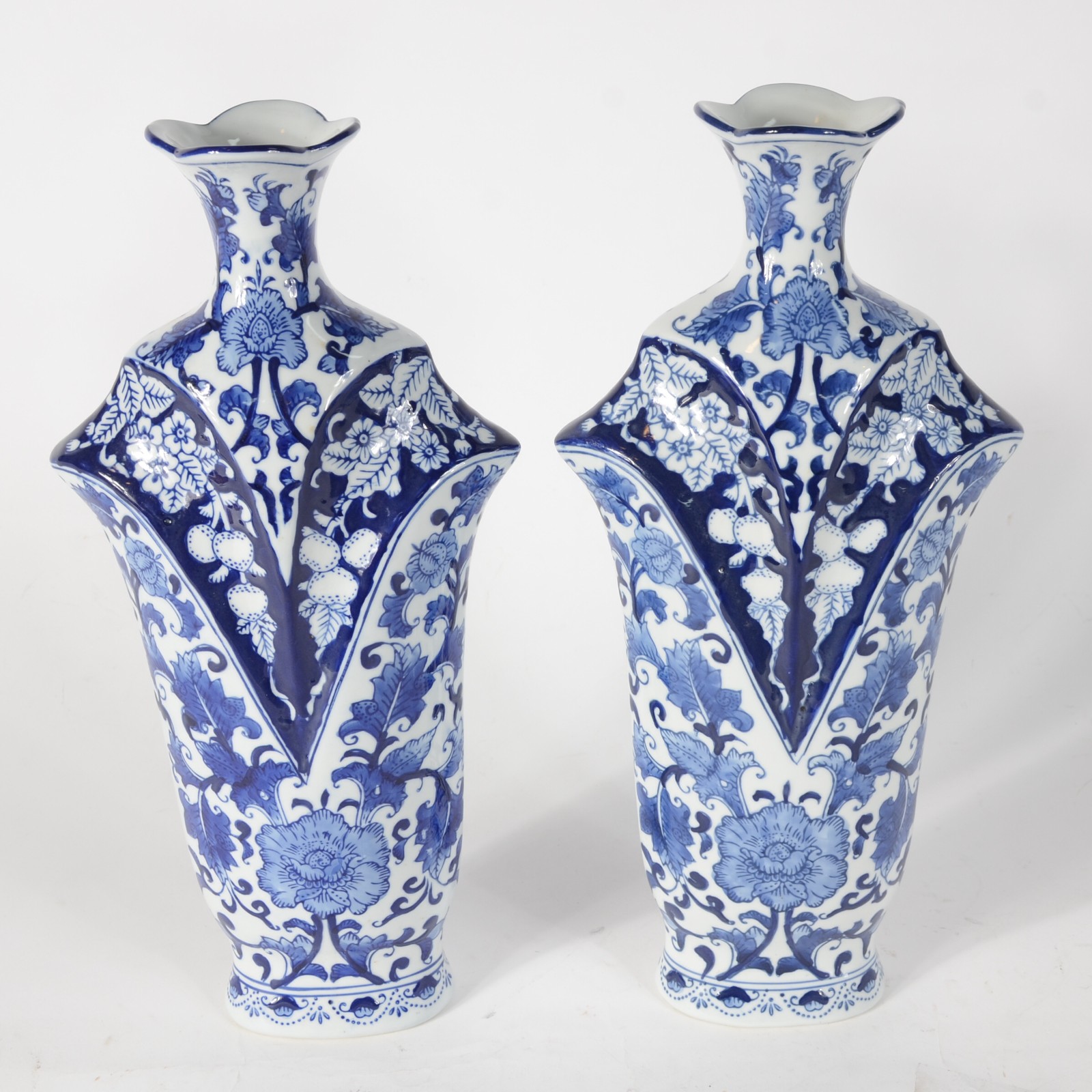 Par de vasos de porcelana decoradas ao gosto oriental em azul e branco - foto 2 de 5