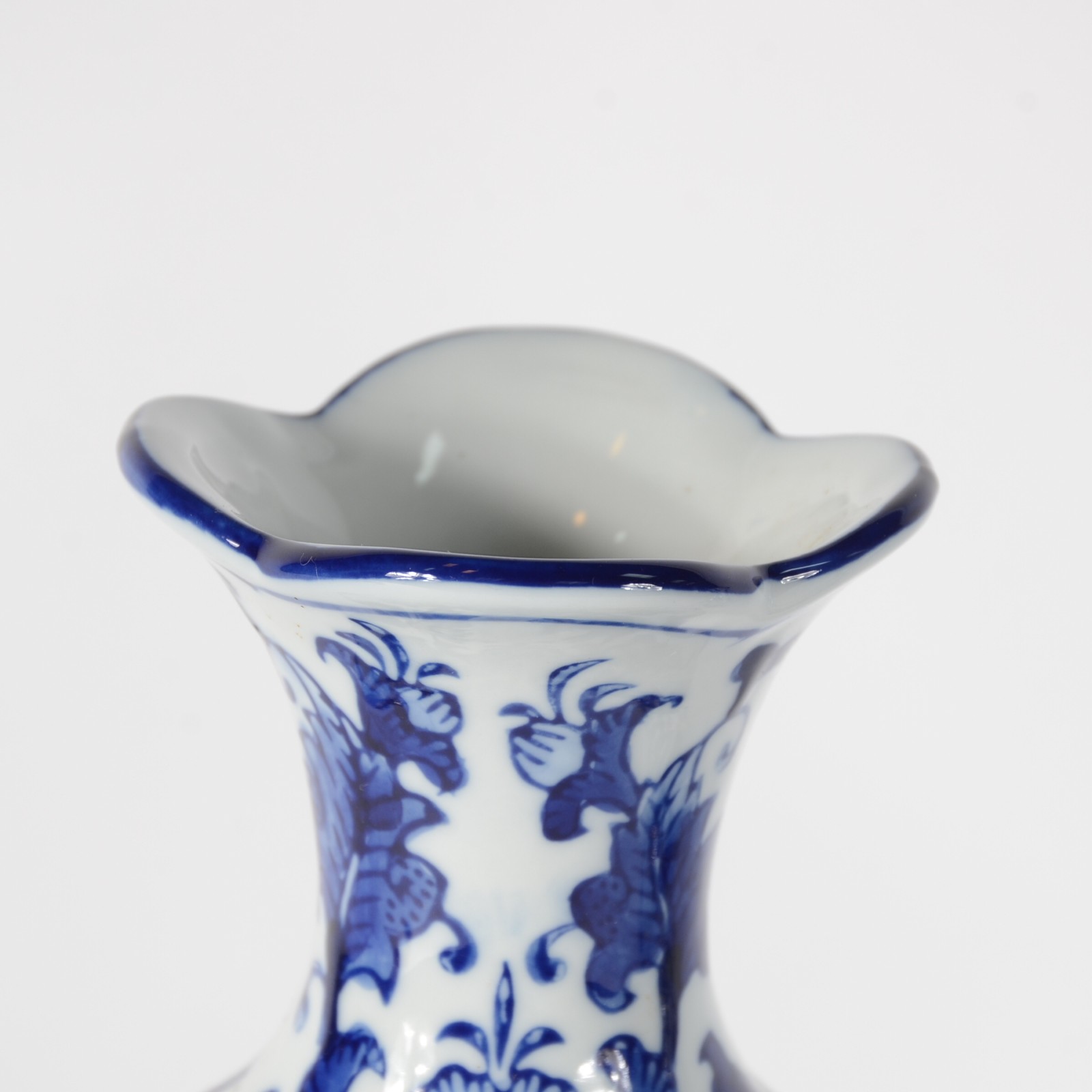 Par de vasos de porcelana decoradas ao gosto oriental em azul e branco - foto 3 de 5