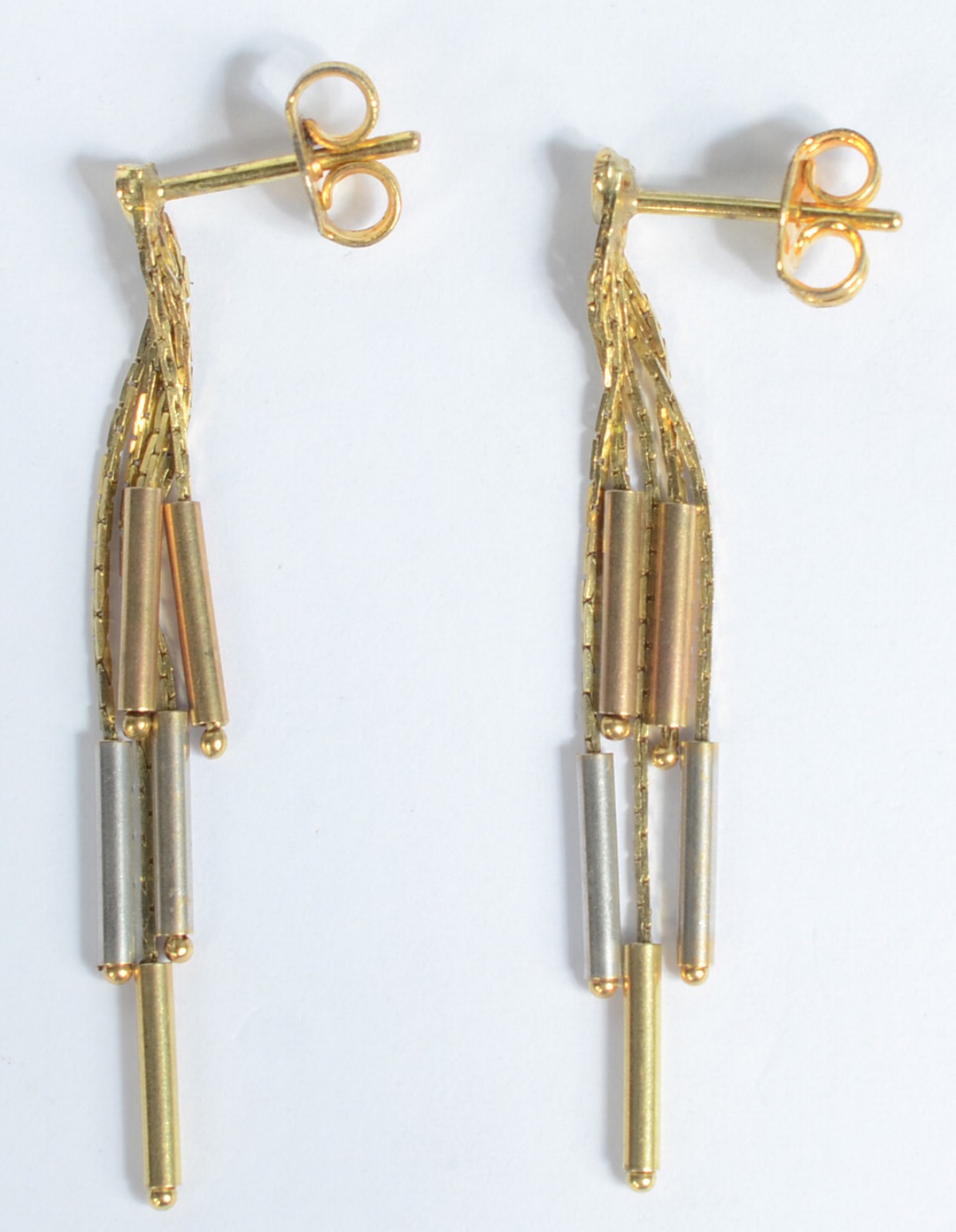 Par de brincos de ouro amarelo 750, modelo canudos. (Por motivos de... - foto 1 de 5
