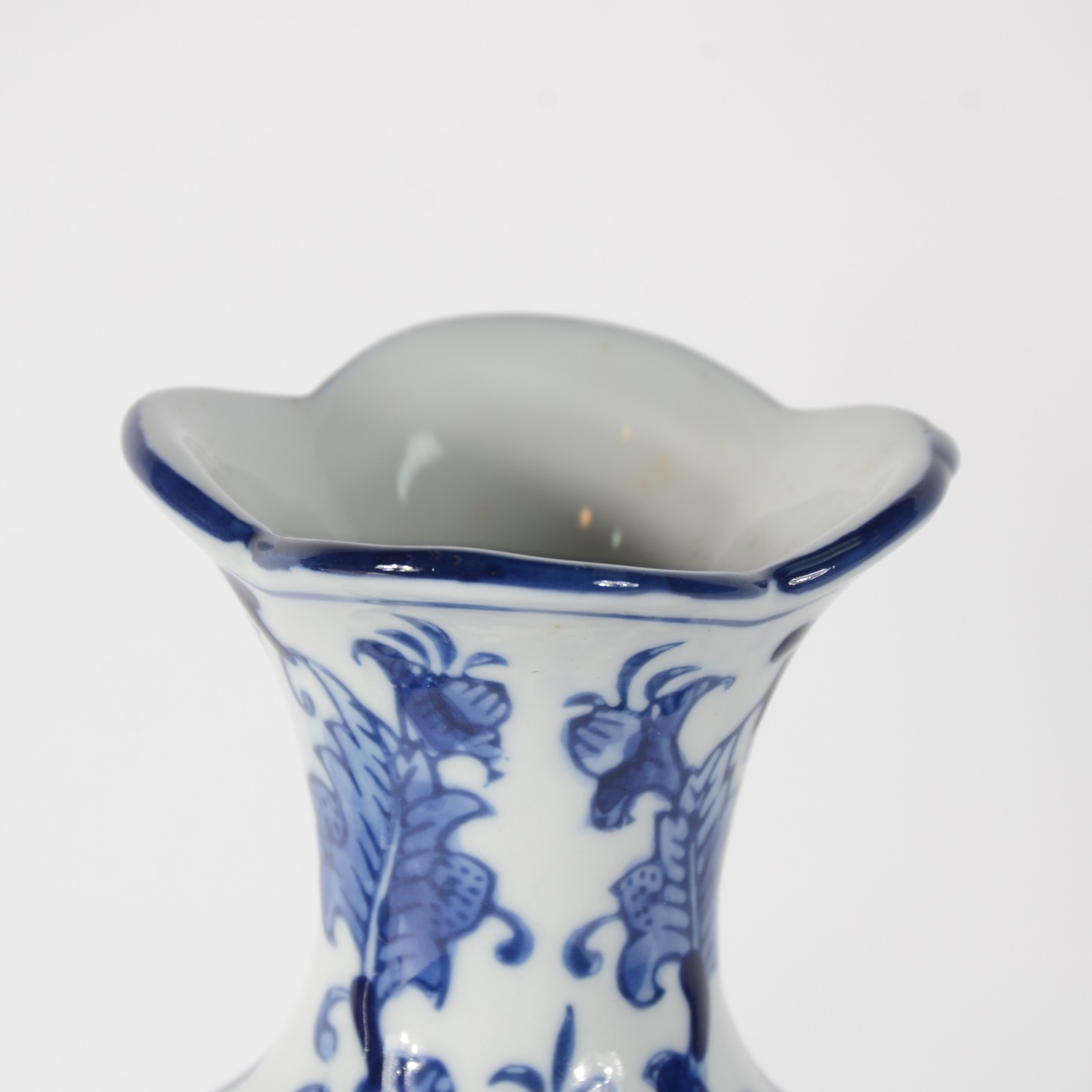 Par de vasos de porcelana decoradas ao gosto oriental em azul e branco - foto 4 de 5