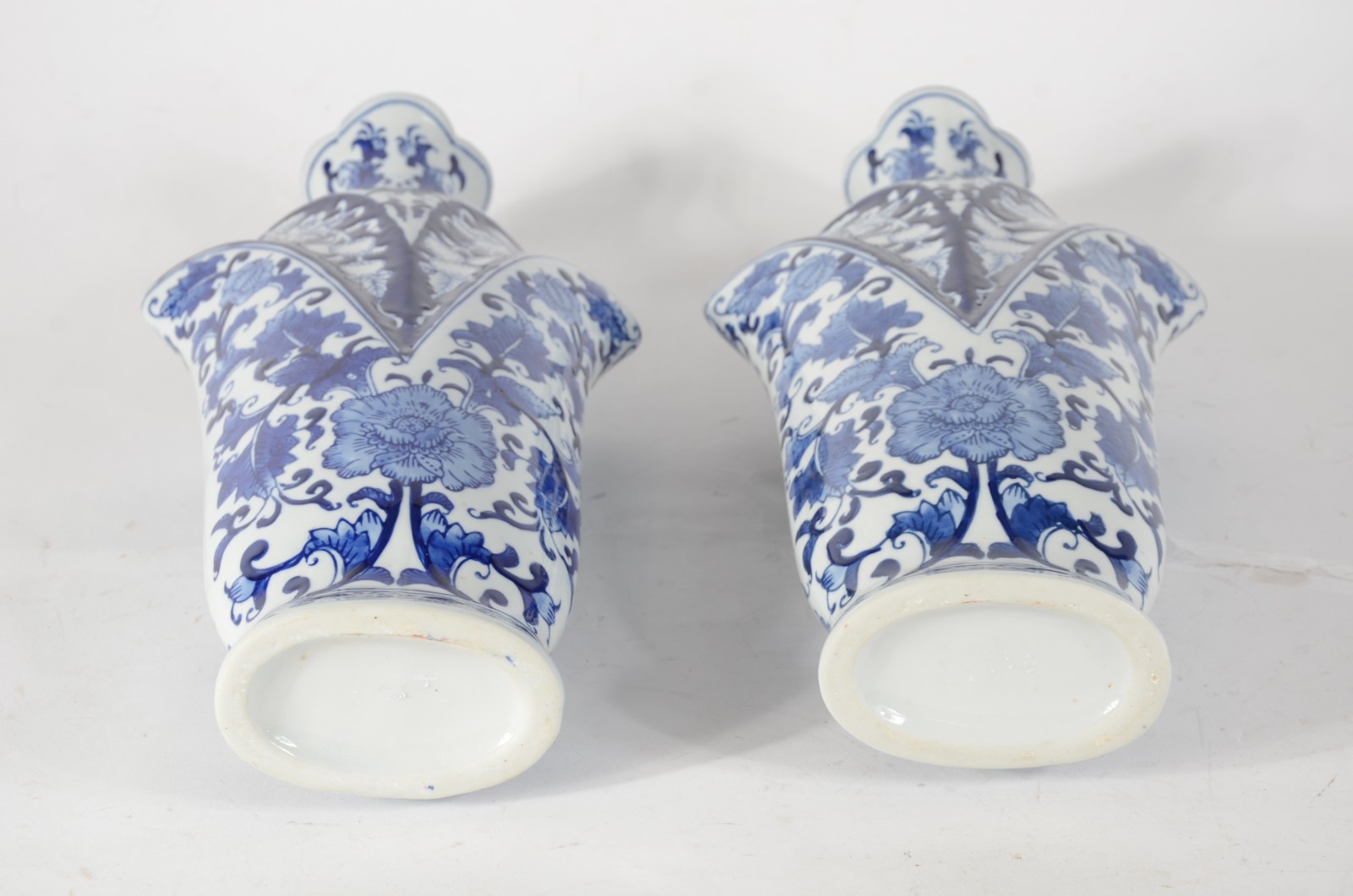 Par de vasos de porcelana decoradas ao gosto oriental em azul e branco - foto 5 de 5