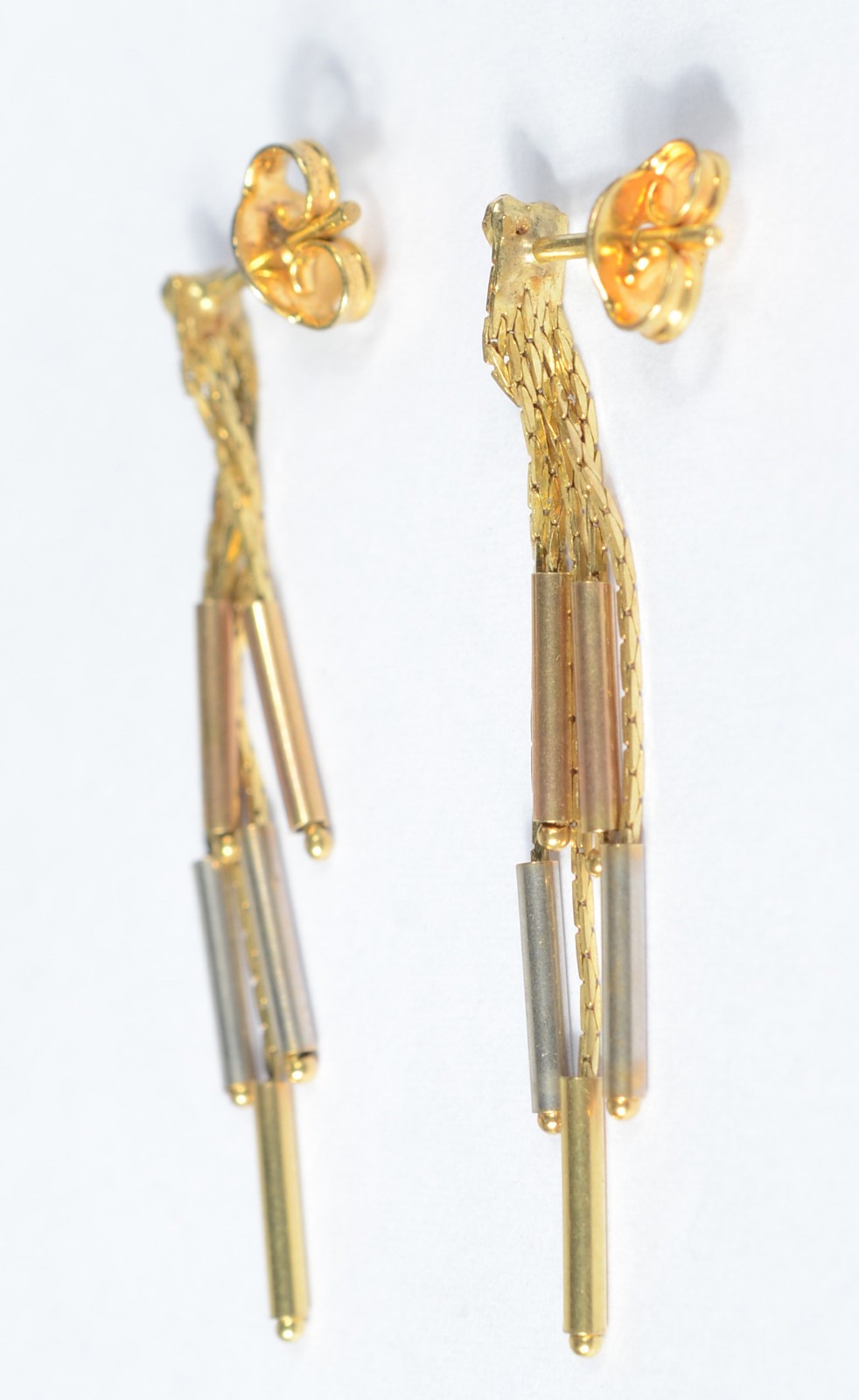 Par de brincos de ouro amarelo 750, modelo canudos. (Por motivos de... - foto 3 de 5