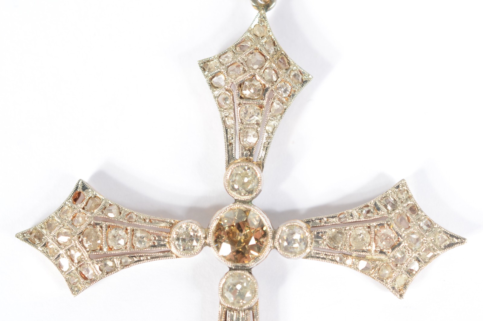 Antigo pingente na forma de crucifixo de ouro 18 k e platina com... - foto 2 de 5