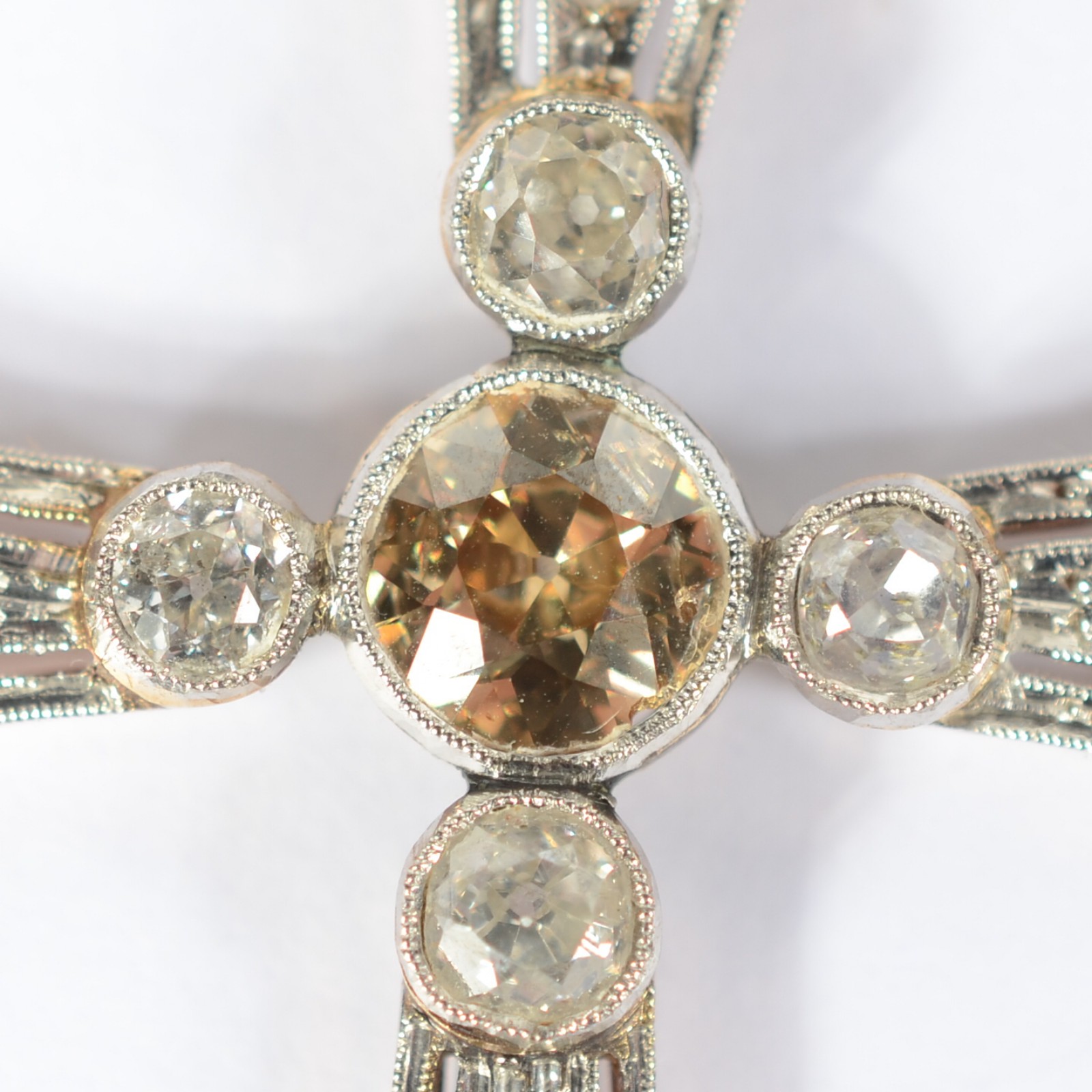 Antigo pingente na forma de crucifixo de ouro 18 k e platina com... - foto 3 de 5