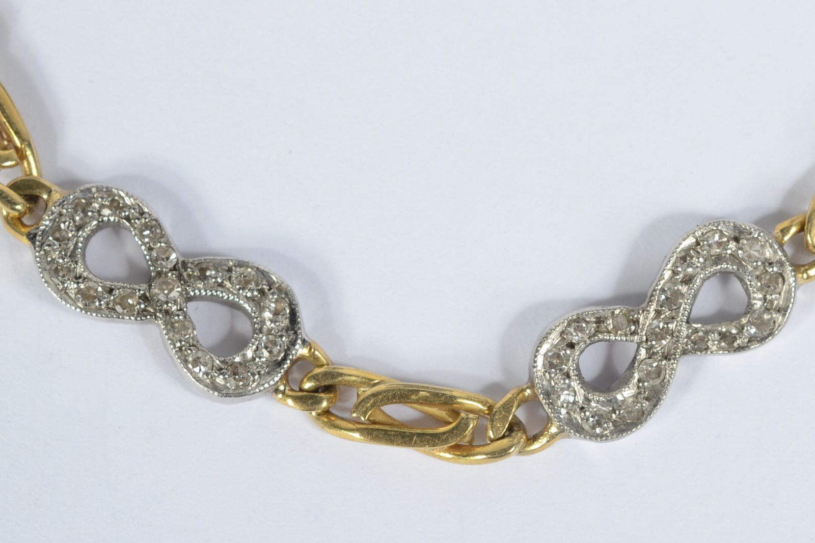 Pulseira de ouro 18 k com pequenos brilhantes. (Por motivos de... - foto 2 de 5