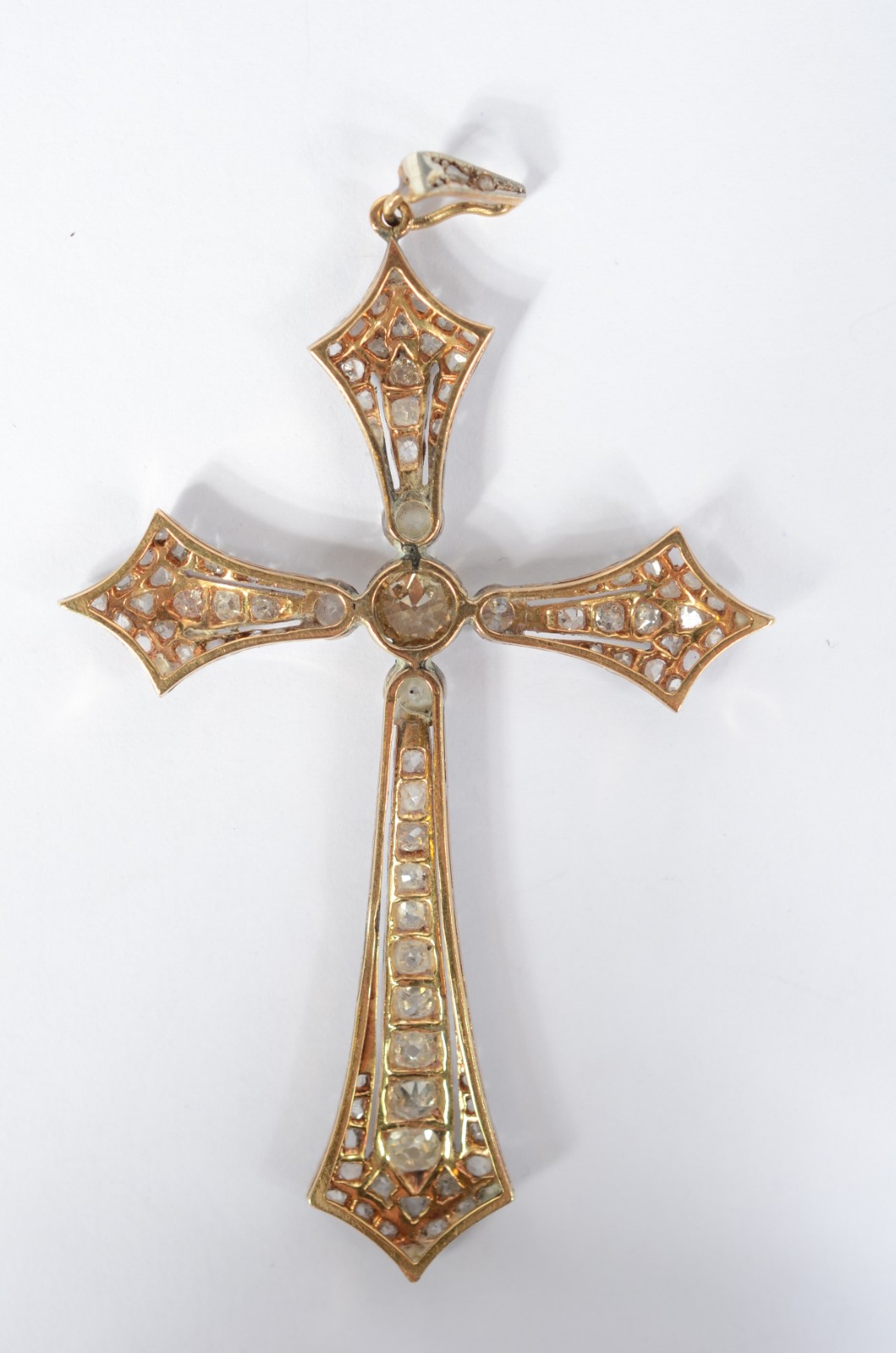 Antigo pingente na forma de crucifixo de ouro 18 k e platina com... - foto 4 de 5