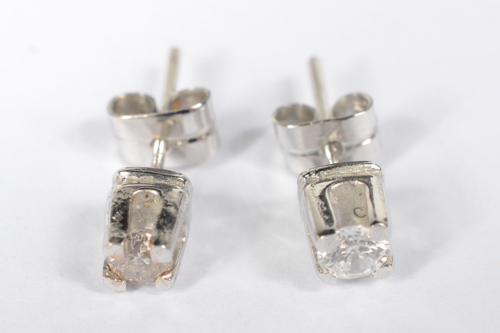 Par de brincos de ouro branco com 2 brilhantes de 0,20 ct cada. Total... - foto 1 de 4