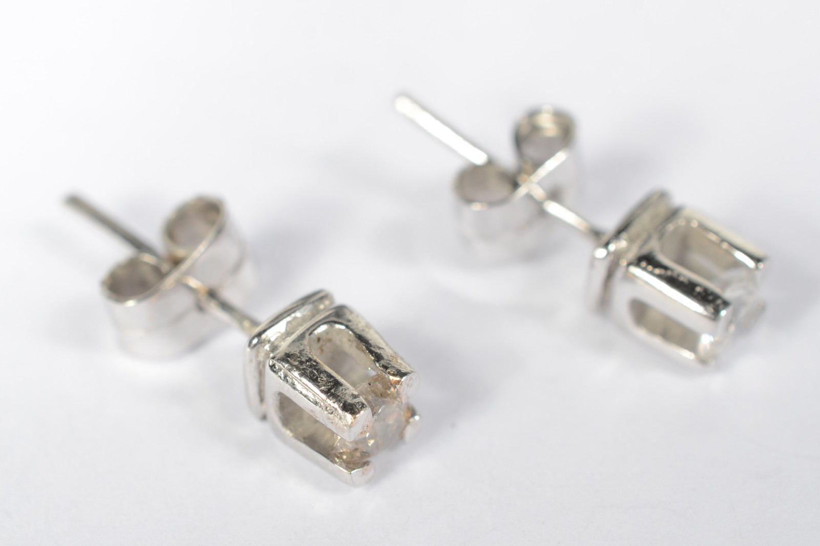 Par de brincos de ouro branco com 2 brilhantes de 0,20 ct cada. Total... - foto 2 de 4