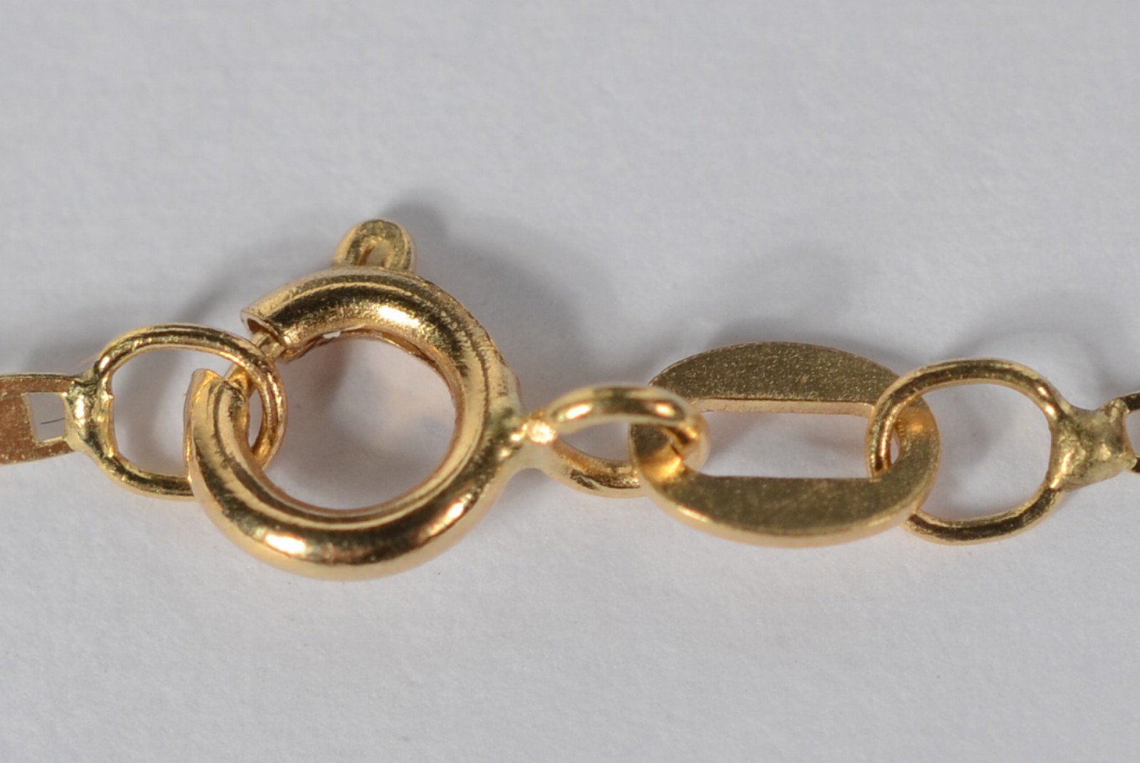 Colar de ouro amarelo 750 com pingente sacro. (Por motivos de... - foto 5 de 6