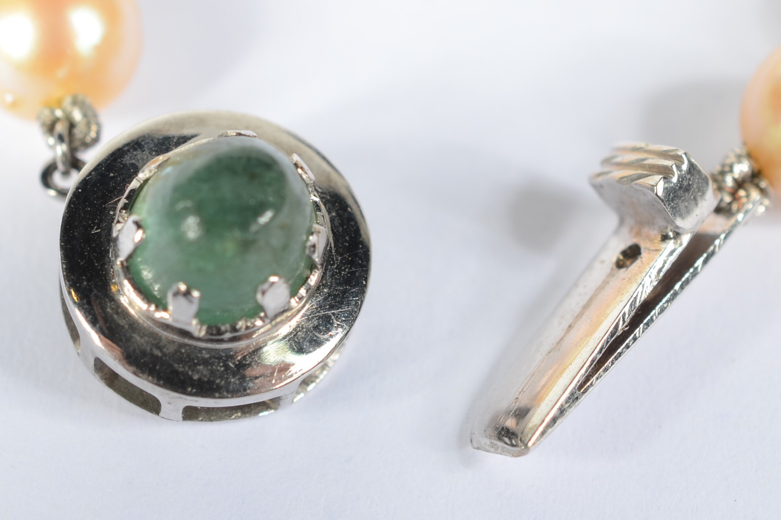 Colar de pérolas com fecho de ouro baixo e pedra verde. Peso total... - foto 7 de 7