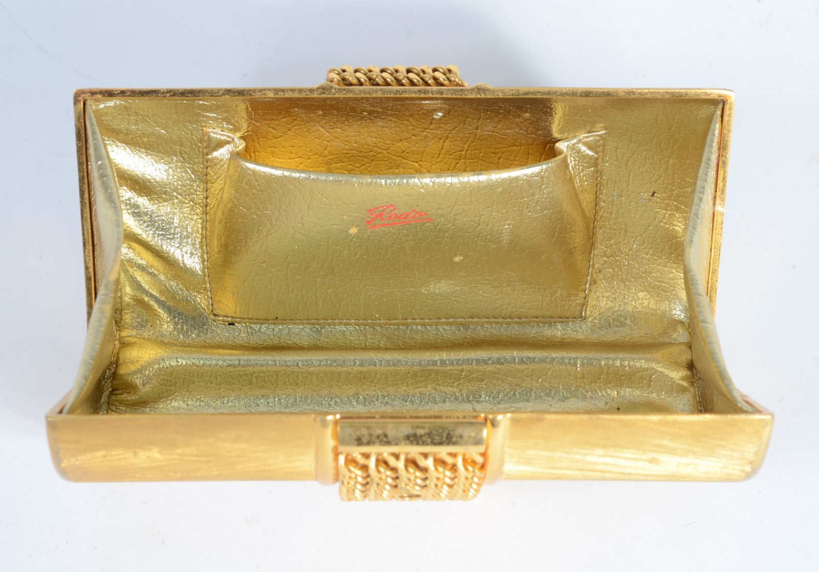 Duas bolsas de mão para toilette, sendo uma italiana de metal dourado... - foto 4 de 10