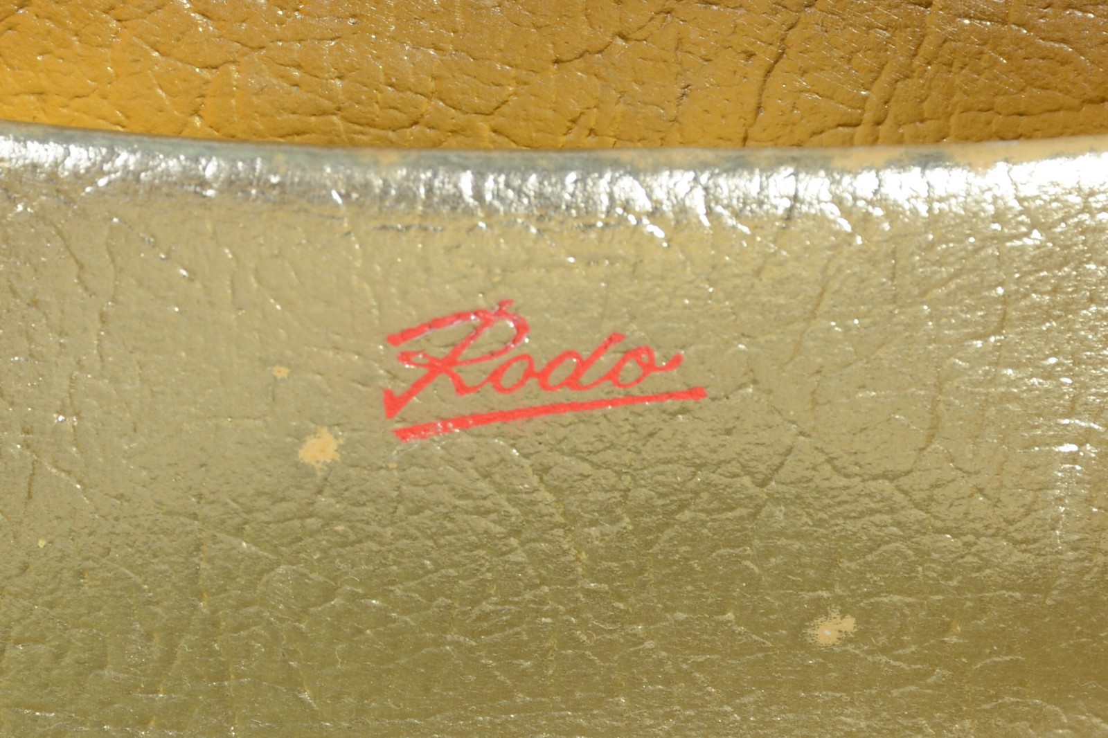 Duas bolsas de mão para toilette, sendo uma italiana de metal dourado... - foto 10 de 10