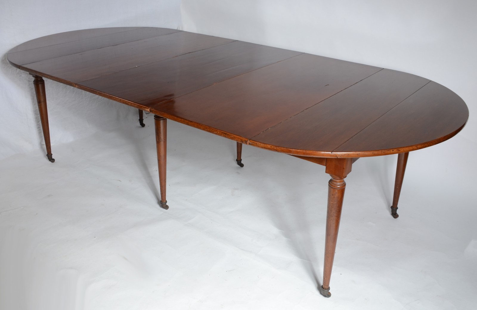 Mesa de jantar de madeira nobre, tampo oval com duas tábuas... - foto 3 de 11
